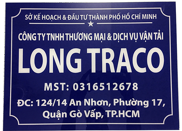 Minh họa bảng hiệu công ty tại quầy lễ tân